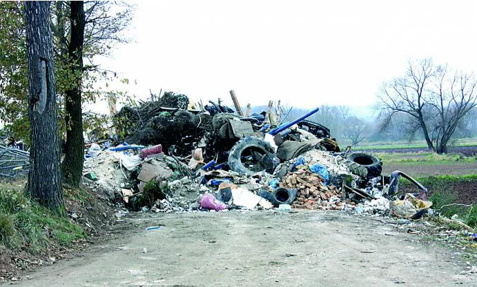 Kłodzko. Powódź śmieci wciąż trwa - Zdjęcie główne