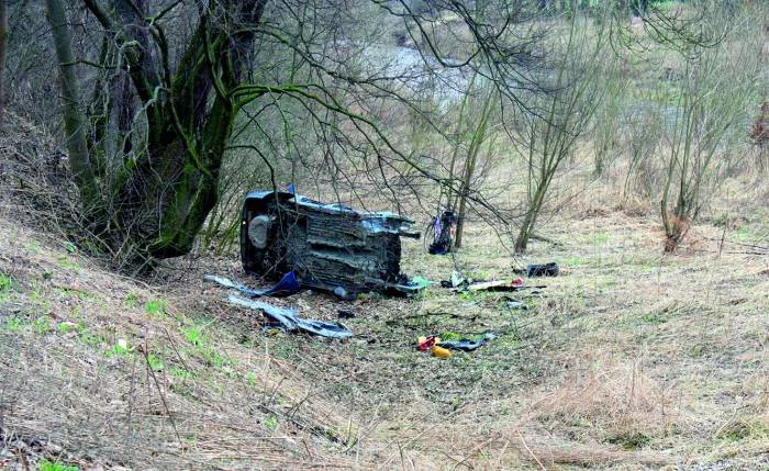 Wrak samochodu leży na skarpie i wszyscy mają to w d... Rdzewieje od roku - Zdjęcie główne