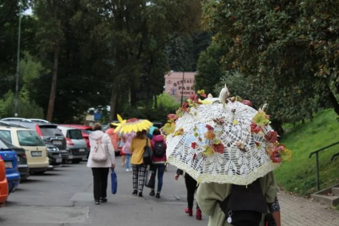 Występy artystyczne przed ratuszem. Drugi dzień noworudzkich Dni Seniora [galeria]