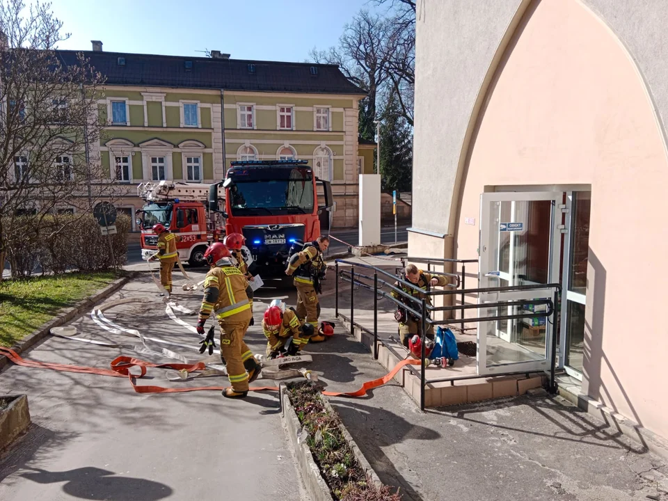 Bystrzyca Kłodzka. Ćwiczenia strażaków w szpitalu. Wyglądało bardzo realistycznie [zdjęcia]