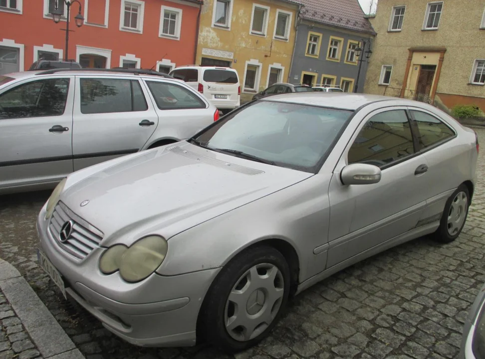 Mercedes trafi pod młotek. Fiskus wyprzedaje przejęte auto