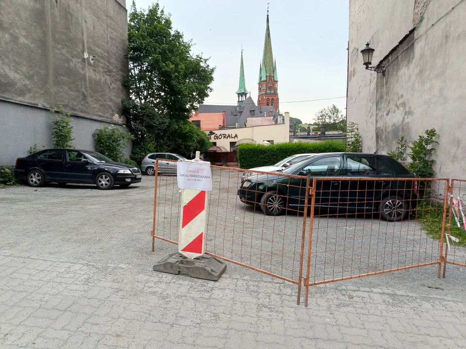 Nowa Ruda. Ruszyły roboty na ul. Kolejowej. Parking przed "Góralem" zamknięty - Zdjęcie główne