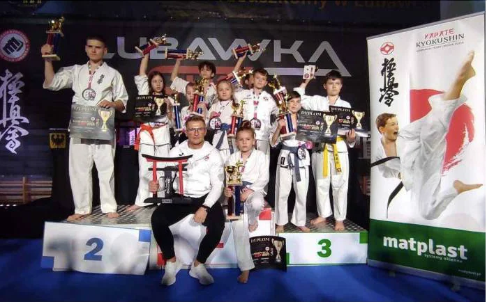 Nowa Ruda. Czternaście krążków zdobyli karatecy Klubu Kyokushin - Zdjęcie główne