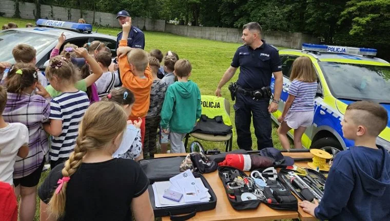 Powiat ząbk. Policjanci zabawiali dzieci i uczyli je [FOFO] - Zdjęcie główne