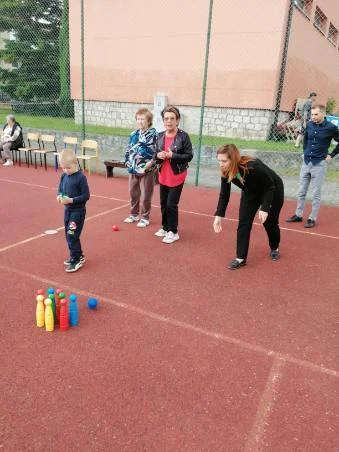 Seniorzy kontra dzieci – międzypokoleniowe zawody sportowe w Polanicy-Zdroju [galeria]
