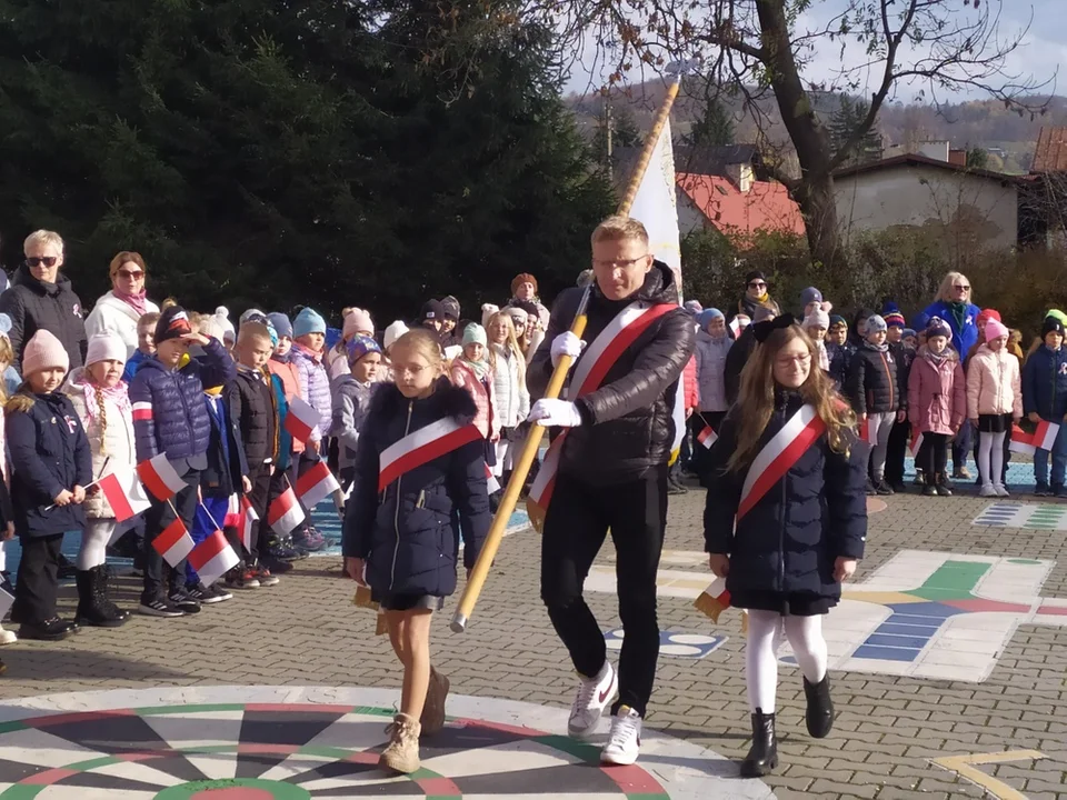 Nowa Ruda - Słupiec. Dzieci radośnie uczciły Święto Odzyskania Niepodległości - Zdjęcie główne