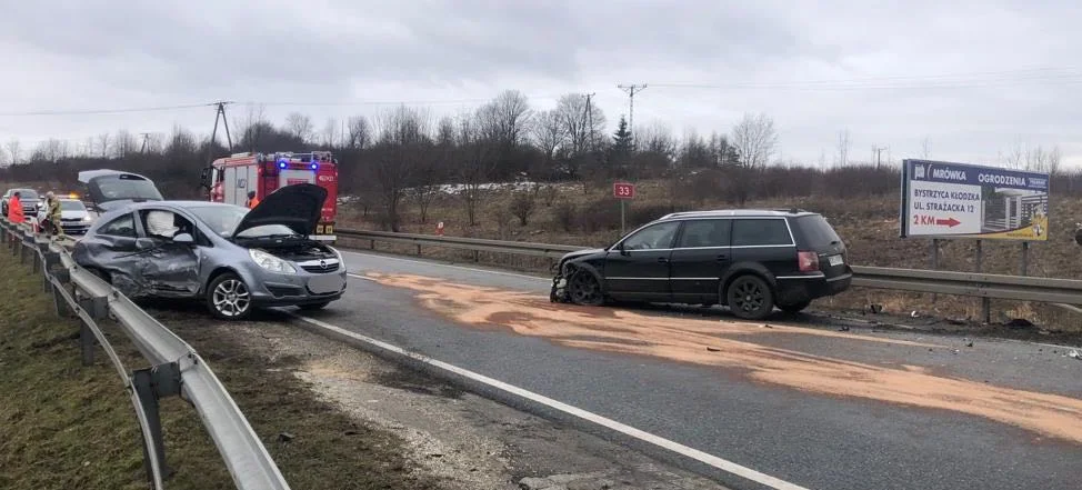 Bystrzyca Kłodzka. Groźne zderzenie na DK-33. Jedna osoba w szpitali