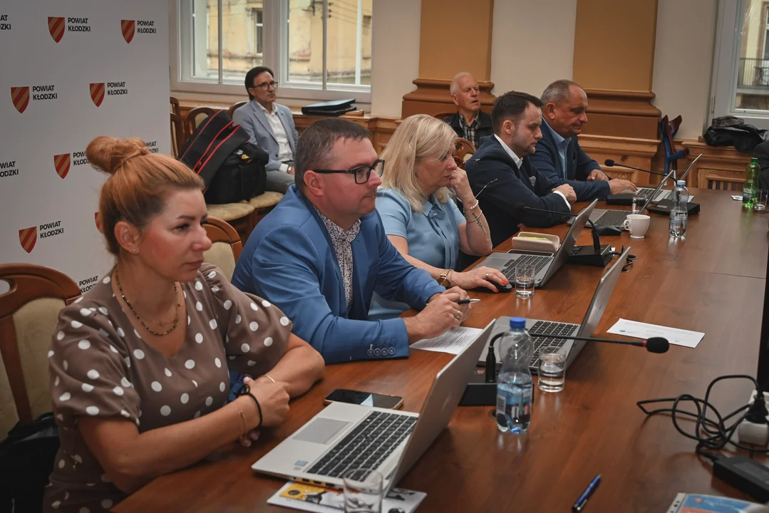 Sesja Rady Powiatu Kłodzkiego. Zmiany w budżecie i inwestycję w infrastrukturę drogową [zdjęcia]