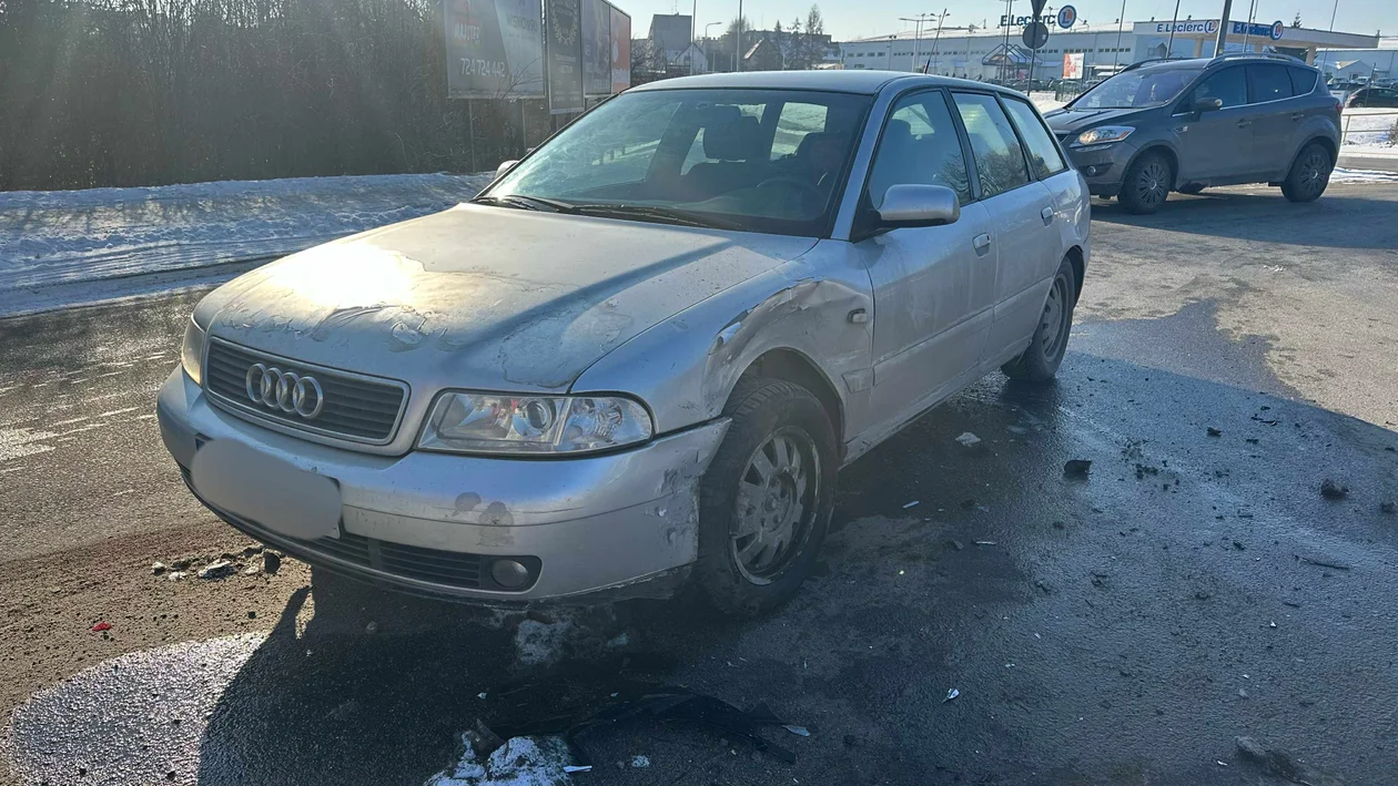 Kłodzko - kolizja na rondzie - Zdjęcie główne