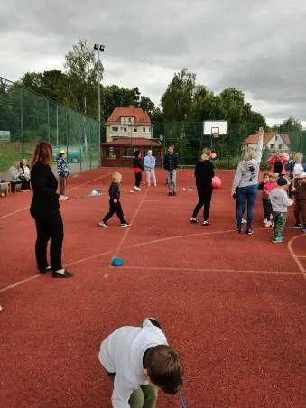 Seniorzy kontra dzieci – międzypokoleniowe zawody sportowe w Polanicy-Zdroju [galeria]