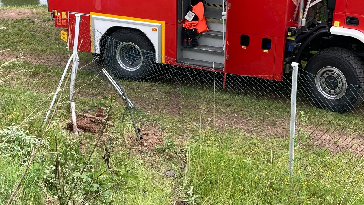 Gorzuchów. Auto spadło ze skarpy. Potrzebna była pomoc specjalistycznej grupy