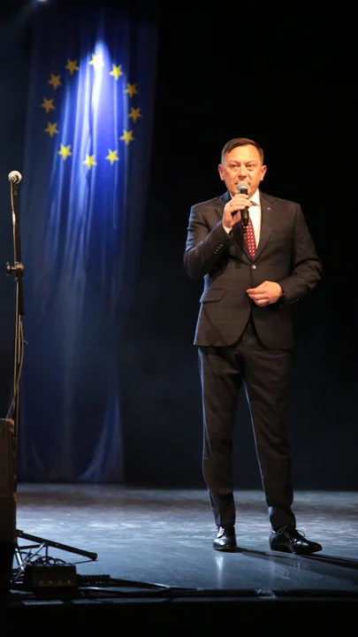 Koncert ZPiT Nowa Ruda i Noworudzkiej Orkiestry Górniczej z okazji 20-lecia przystąpienia Polski do UE [galeria]