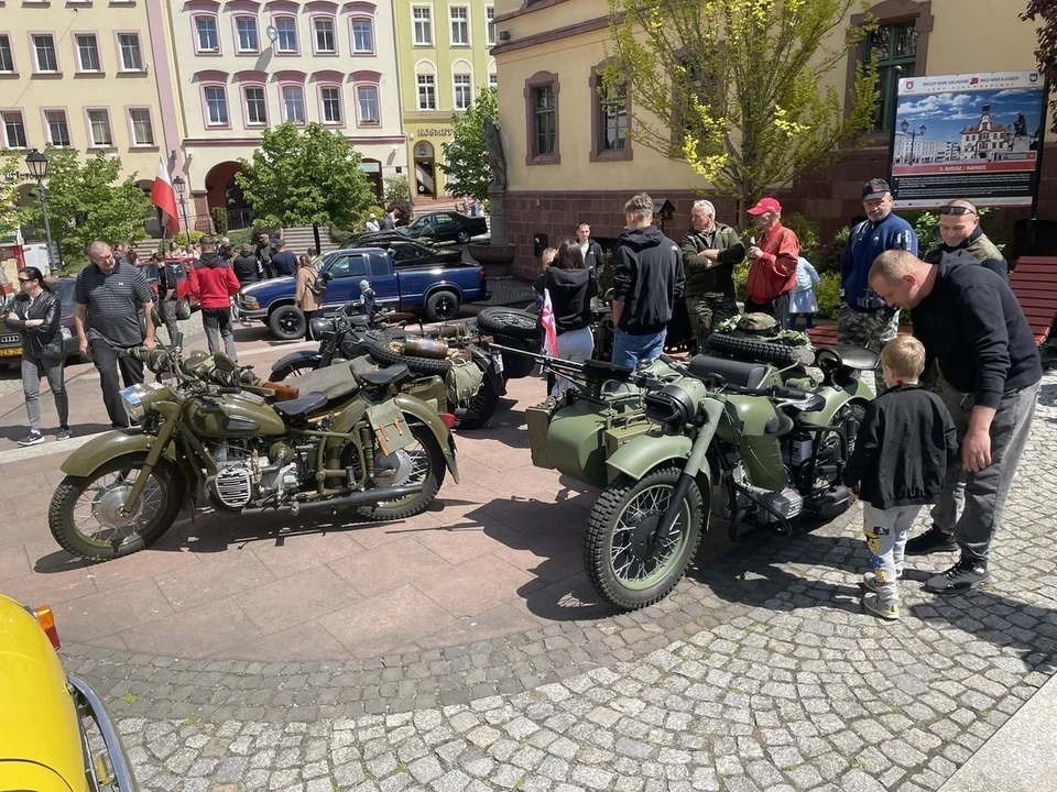 Nowa Ruda. Rynek pełen klasyki -  ósmy zlot zabytkowych pojazdów przyciągnął tłumy