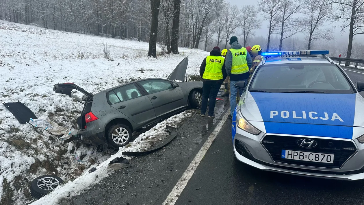 Podzamek - Kolejne auto w rowie - Zdjęcie główne