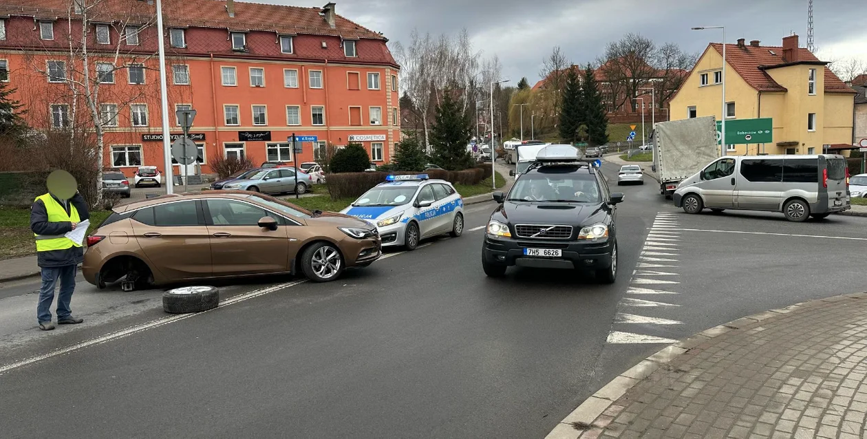 Kłodzko. Na skrzyżowaniu ulic Łużyckiej i Lutyckiej zderzyły się dwa samochody - Zdjęcie główne