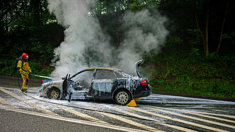 Dębowina. Samochód zapalił się w czasie jazdy [FOTO] - Zdjęcie główne