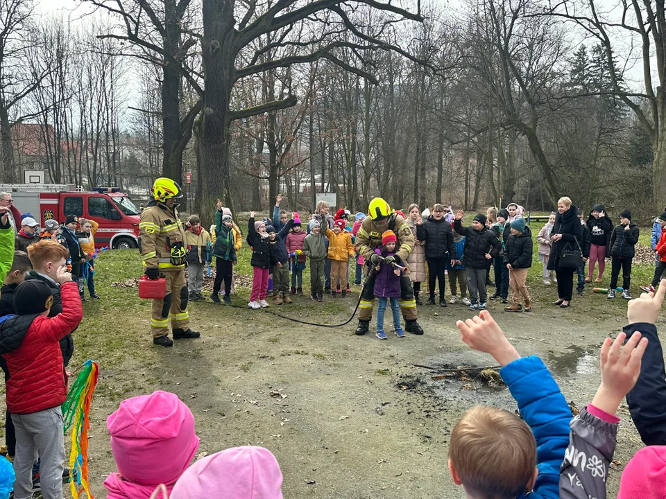 Nowa Ruda. Pożegnanie zimy w "Starym Parku" w Słupcu. Strażacy jechali na sygnałach ugasić Marzannę [zdjęcia]