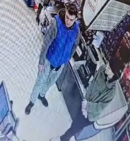 Bystrzyca Kłodzka. Policja publikuje wizerunki mężczyzn mogących mieć związek z kradzieżą roweru [zdjęcia]