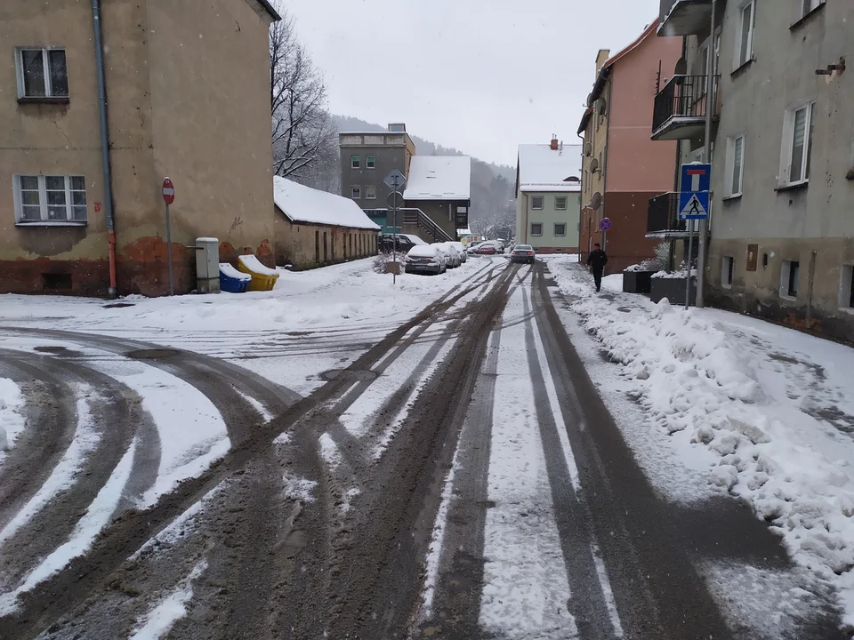 Pierwsze opady śniegu w Nowej Rudzie. Czy drogowcy zdali egzamin?