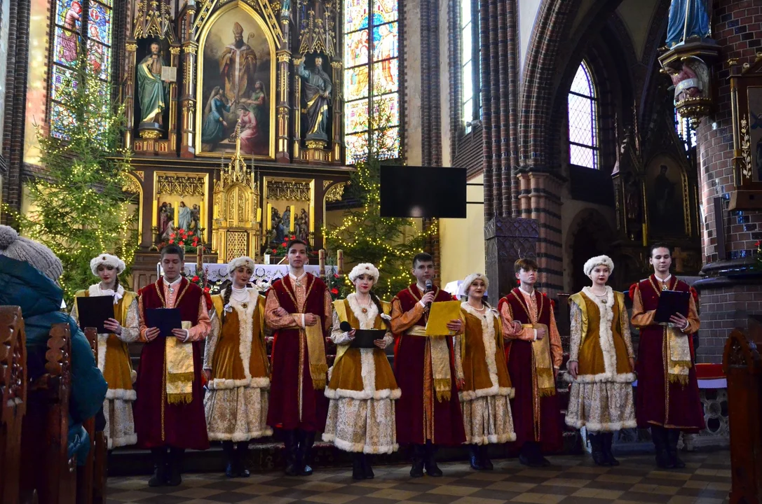 Koncert kolęd i pastorałek Zespołu Pieśni i Tańca "Nowa Ruda" w kościele św. Mikołaja [galeria]