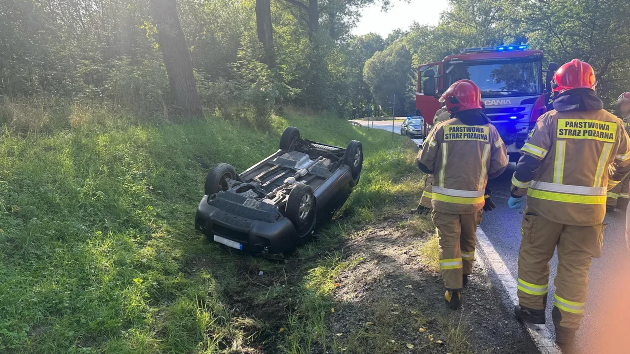 Podzamek. Hyundai wpadł do rowu