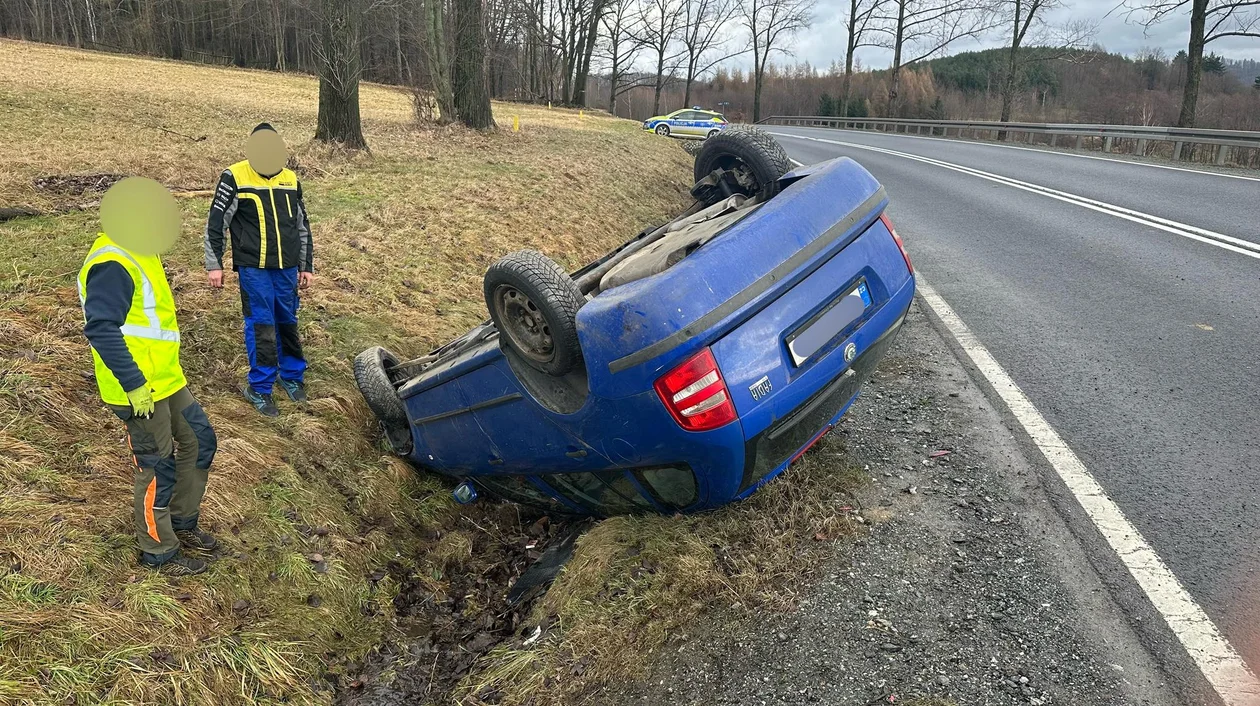 Podzamek. Stracił panowanie nad pojazdem i dachował [zdjęcia]