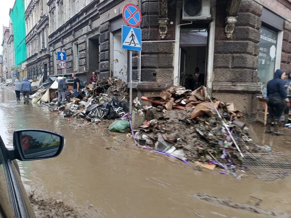 Kłodzko. W deszczu usuwają skutki powodzi [zdjęcia]