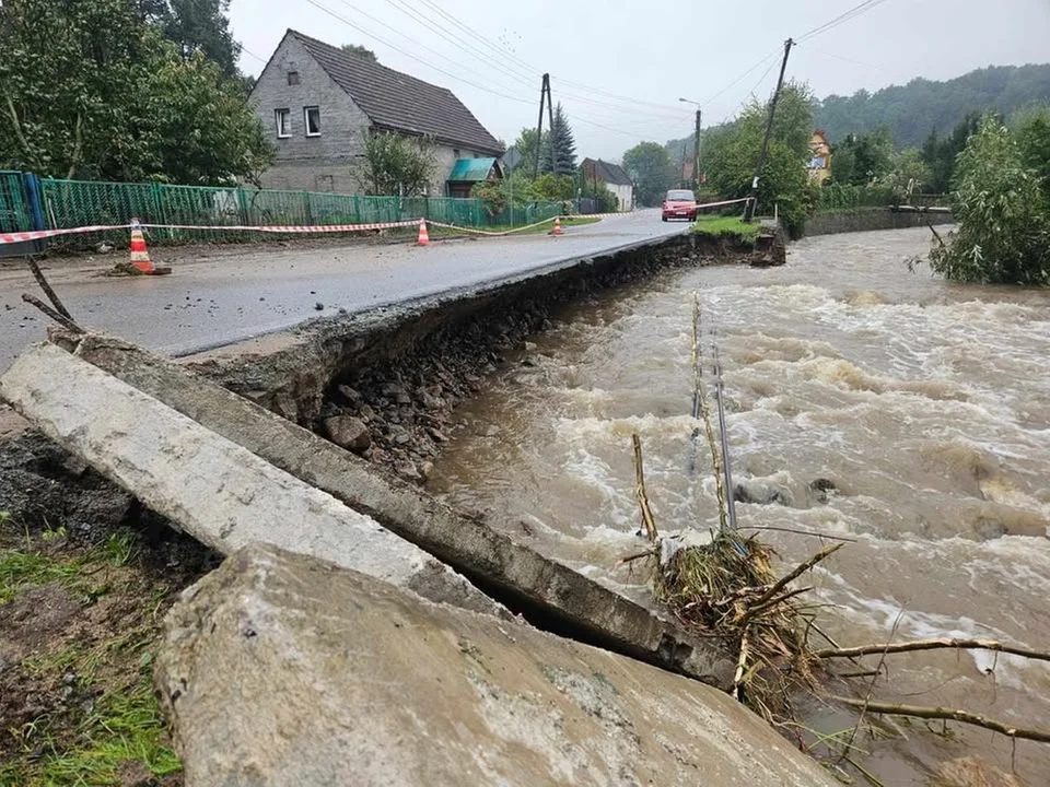 Powiat Ząbkowicki pozyskał dodatkowe środki na przebudowę drogi w Sulisławicach oraz ogłosił przetarg na odbudowę drogi i murów oporowych w Mąkolnie