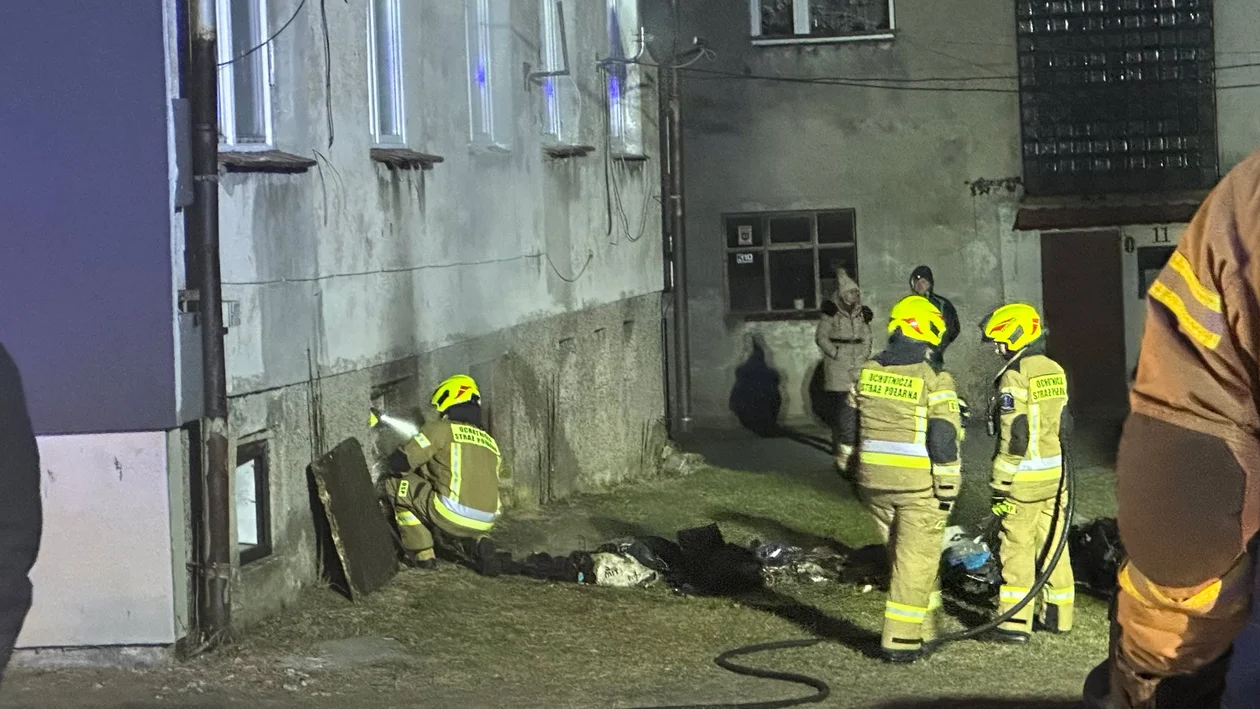 Pożar w bloku mieszkalnym w Łężycach [zdjęcia]