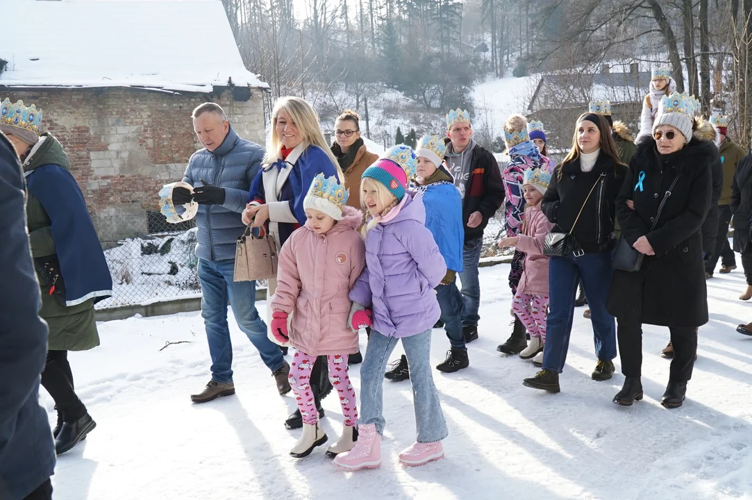 Orszak Trzech Króli przeszedł ulicami Jugowa. Było kolorowo i wesoło [galeria]