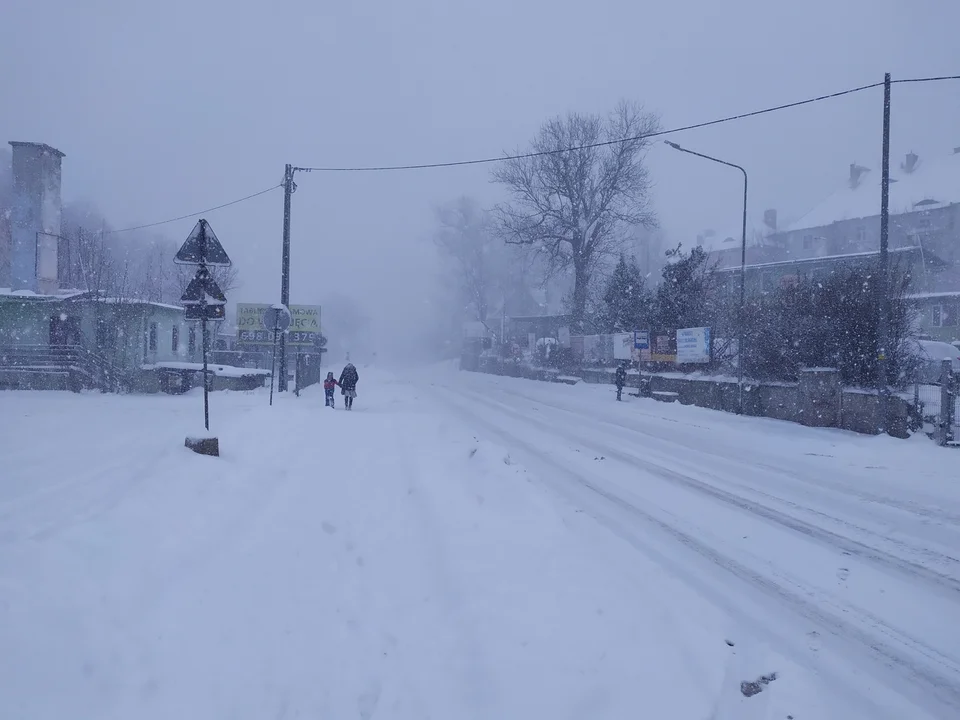 Nowa Ruda. Służby miejskie od rana walczą z gwałtownymi i intensywnymi opadami śniegu