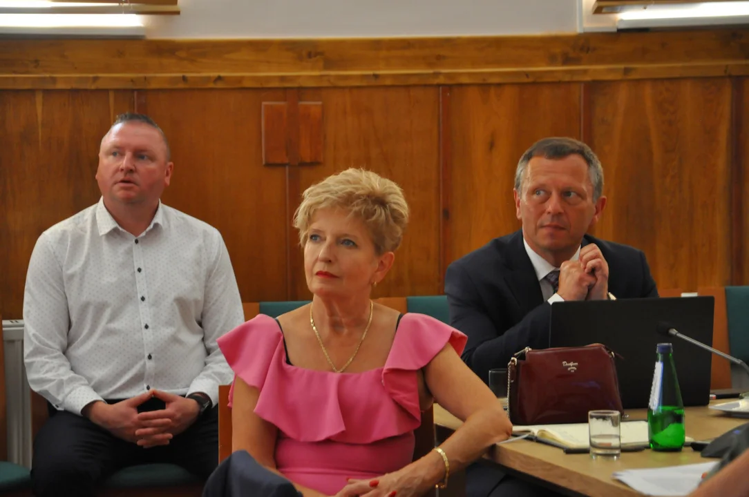 XIV sesja Rady Powiatu Ząbkowickiego – ślubowanie nowego radnego i ważne prezentacje