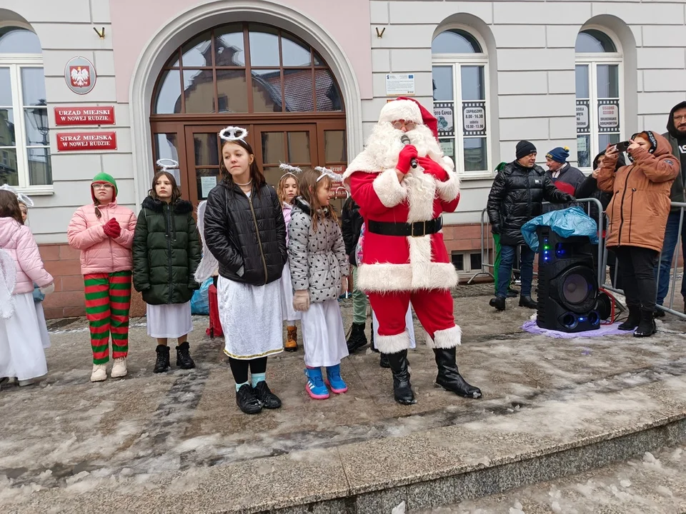 Wczoraj już po raz 20. na noworudzkim Rynku gościł Święty Mikołaj. Do dzieci trafiło 300 paczek [galeria]