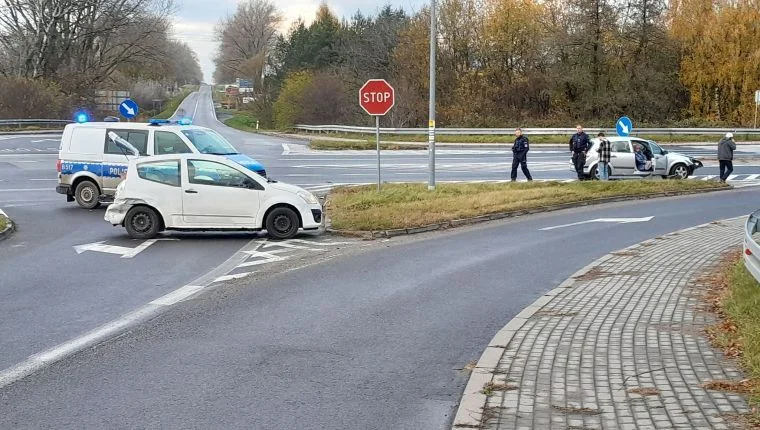 Stłuczka na skrzyżowaniu z ósemką