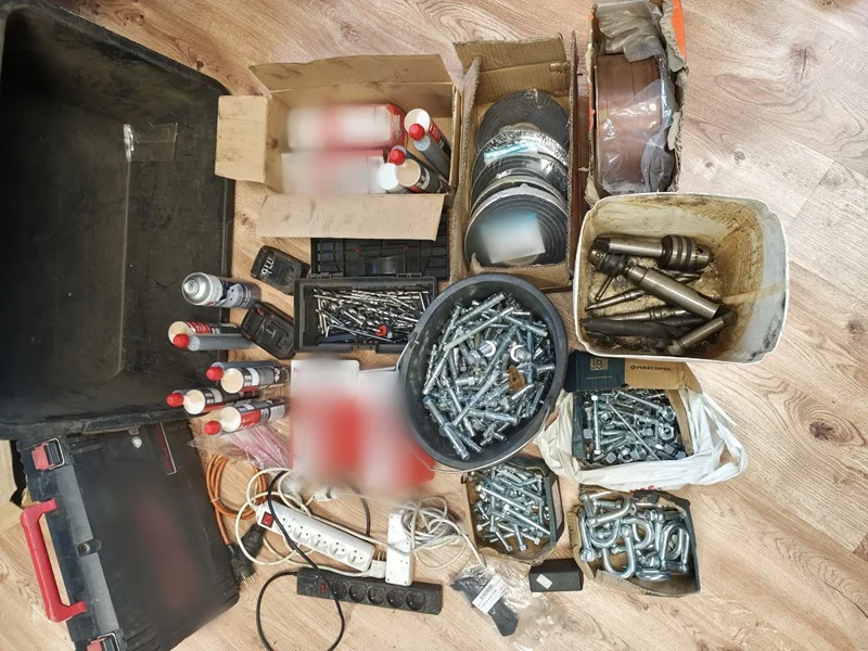 „To tylko stare graty” - myśleli. Kilka dni później zapukała do nich policja - Zdjęcie główne