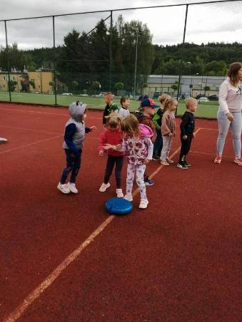 Seniorzy kontra dzieci – międzypokoleniowe zawody sportowe w Polanicy-Zdroju [galeria]