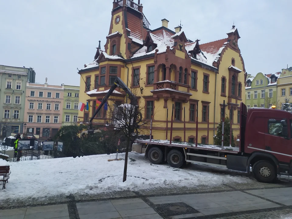 Chyba najwyższa w historii choinka stanęła na noworudzkim Rynku