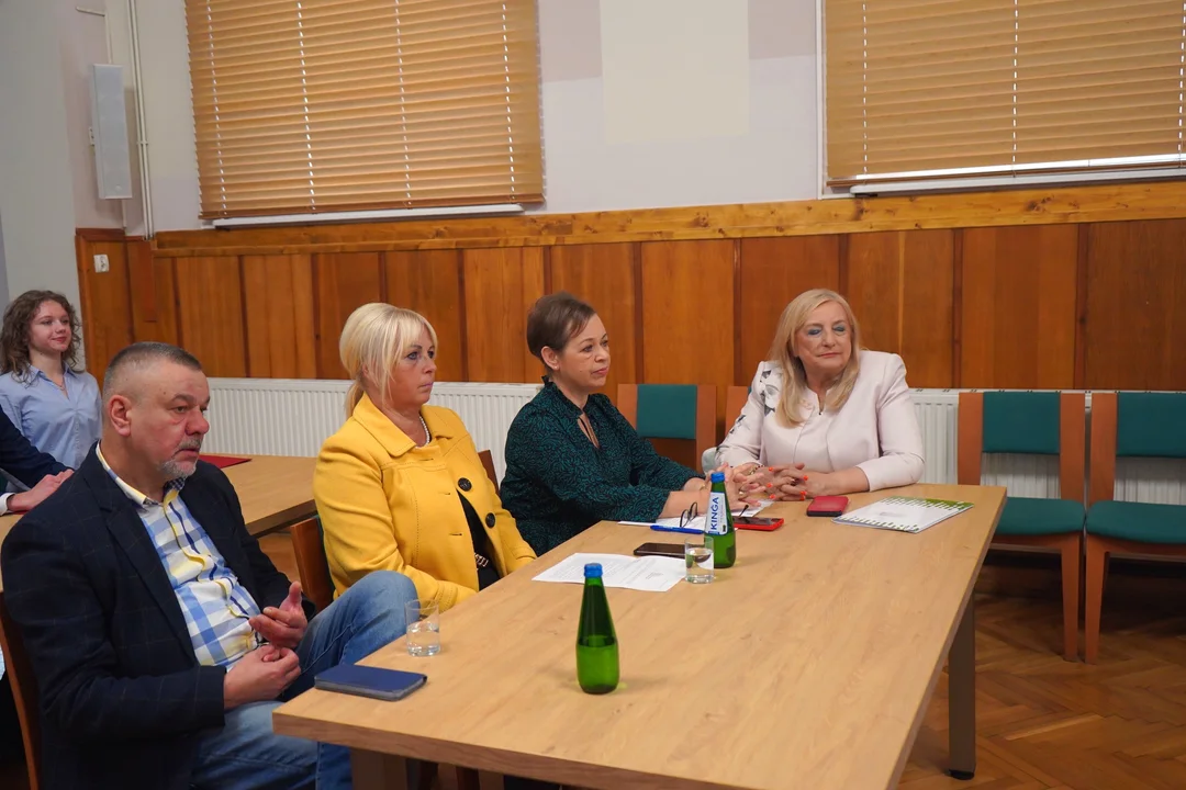 Sesja Rady Powiatu Ząbkowickiego: nagrody dla uczniów i ważne decyzje finansowe [galeria]