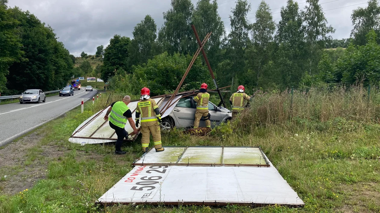 Nowa Ruda. Wpadł w poślizg i uderzył billboard. Wcześniej uderzył w inne auto - Zdjęcie główne