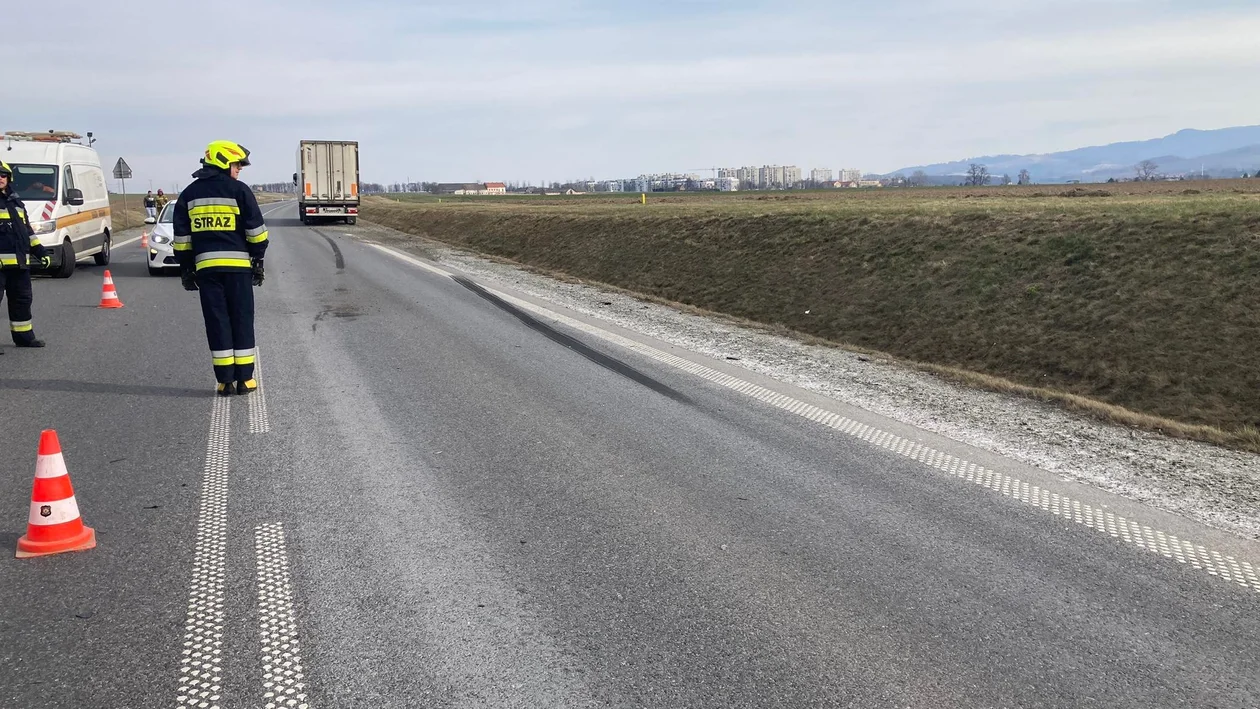 Kierująca audi wjechała w naczepę ciężarówki