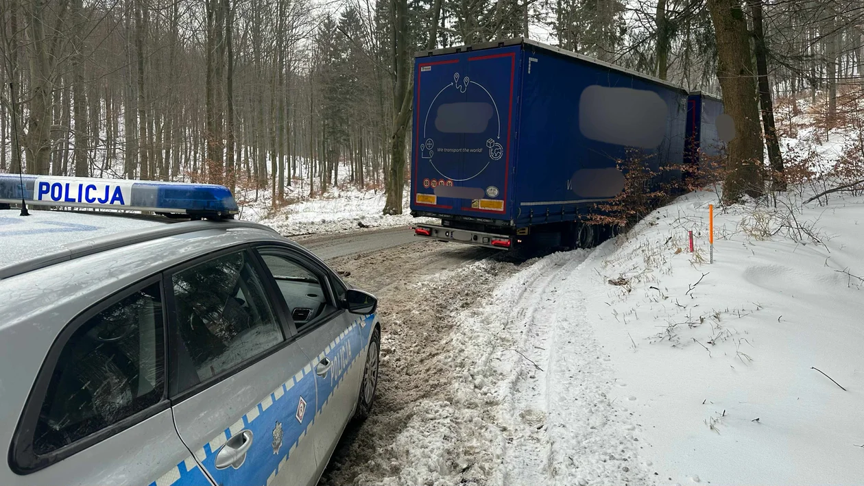 Wolibórz - ciężarówka utknęła w lesie