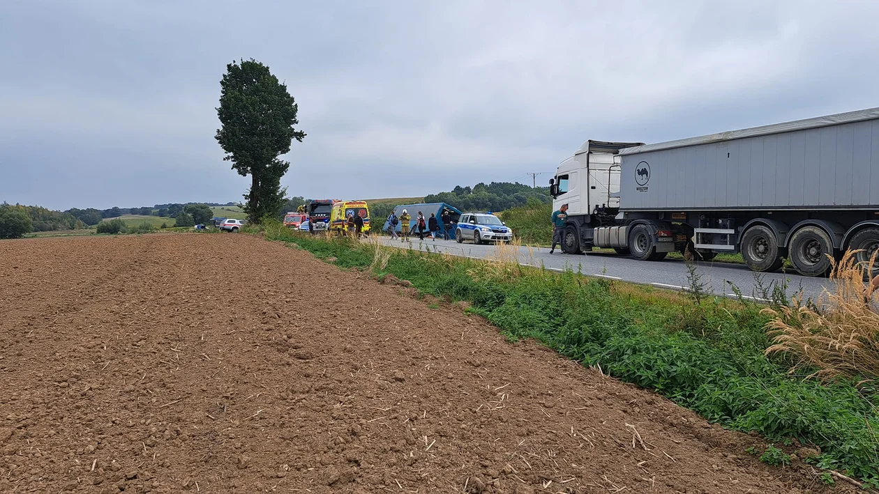 Wypadek autobusu w Ożarach