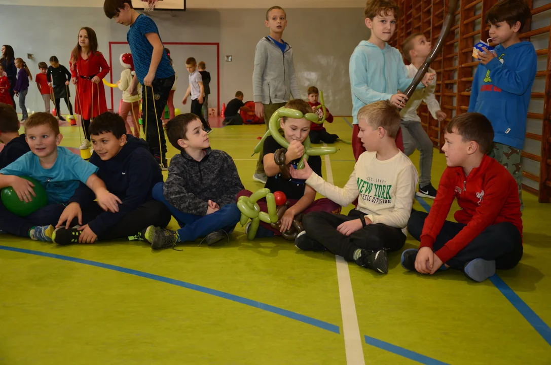 Dzieci w ramach Mikołajek na sportowo spędziły czas aktywnie i z uśmiechem