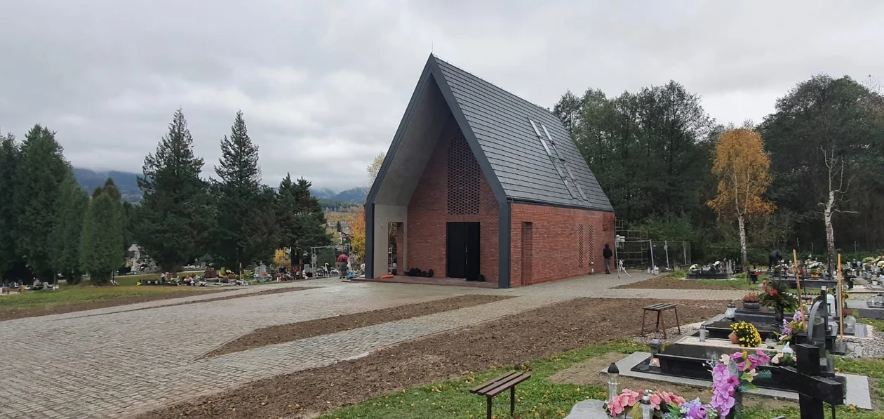 Gmina Stronie Śląskie. Nowa kaplica pogrzebowa na cmentarzu w Strachocinie - Zdjęcie główne