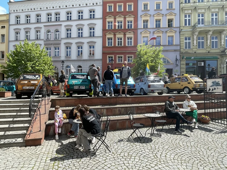 Nowa Ruda. Rynek pełen klasyki -  ósmy zlot zabytkowych pojazdów przyciągnął tłumy