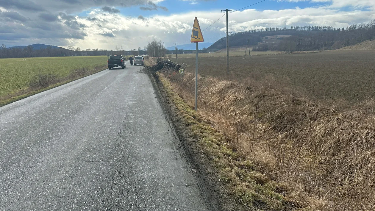 Kłodzko - ciężarówka w rowie droga zamknięta - Zdjęcie główne