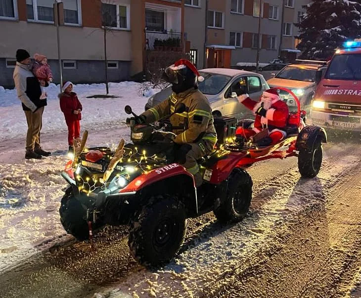 Nowa Ruda. Strażacy z OSP Nowa Ruda-Słupiec zrobili mikołajkową akcje - Zdjęcie główne