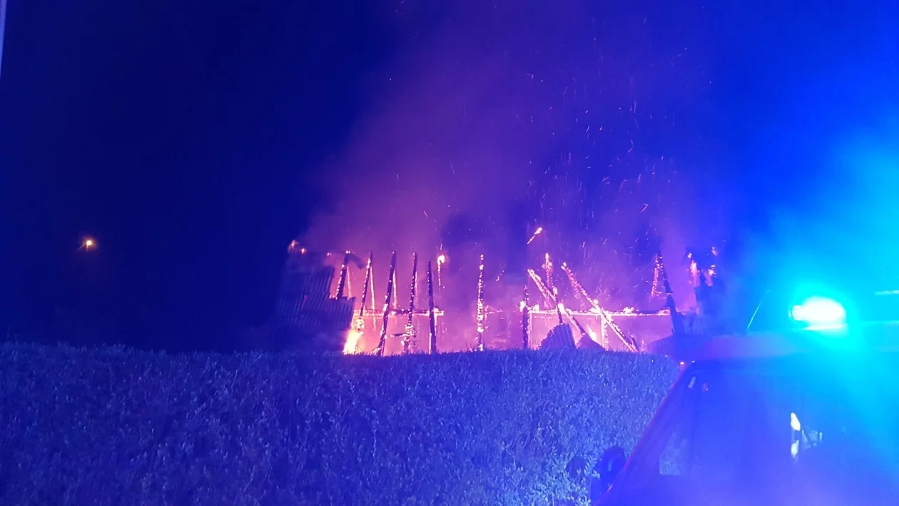 Nocny pożar pustostanu w Ludwikowicach Kłodzkich - Zdjęcie główne