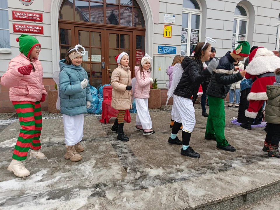 Wczoraj już po raz 20. na noworudzkim Rynku gościł Święty Mikołaj. Do dzieci trafiło 300 paczek [galeria]