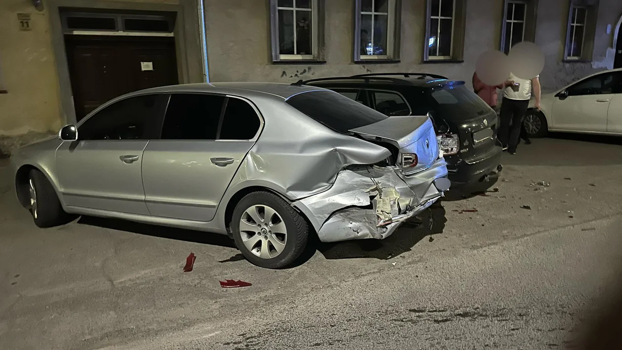 Kierowca BMW uciekł z miejsca zdarzenia. Wcześniej zniszczył trzy auta